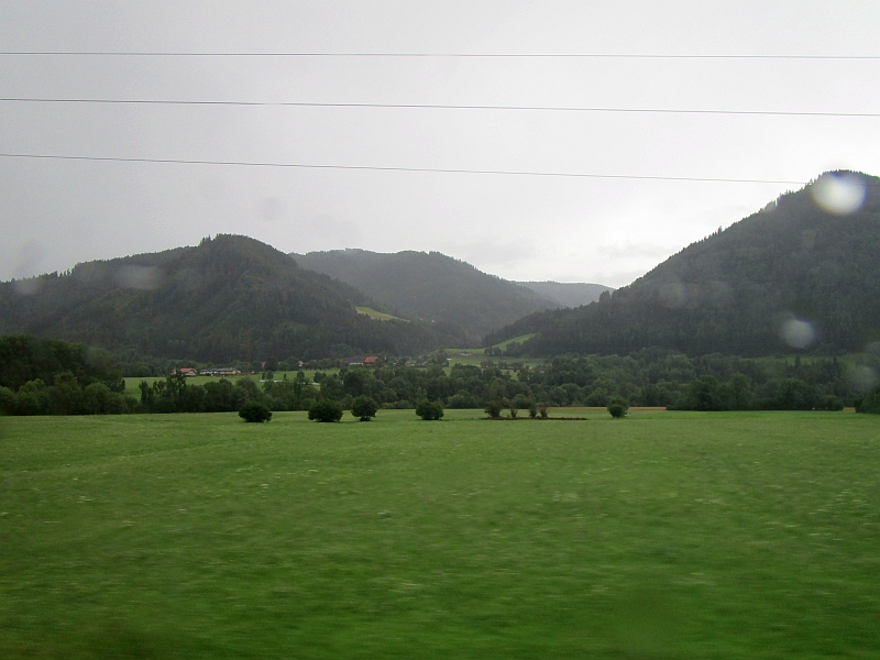 Blick aus dem Zugfenster auf der Rudolfsbahn