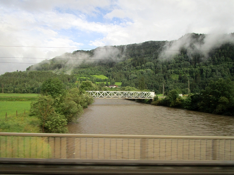 Blick vom Bus auf eine Brücke der Murtalbahn bei Teufenbach