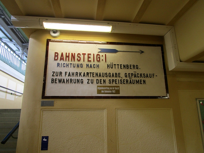Historischer Wegweiser im Bahnhof St. Veit an der Glan