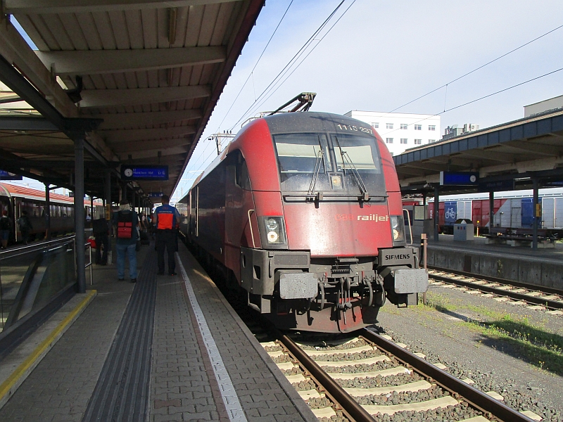 Railjet im Bahnhof Villach