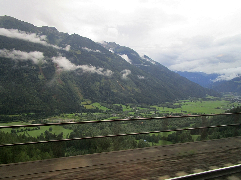 Blick aus dem Zugfenster auf der Südrampe der Tauernbahn