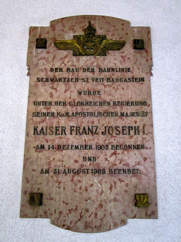 Tafel zur Eröffnung der Tauernbahn im Bahnhof Bad Gastein