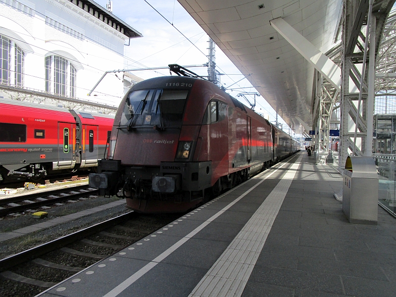 Einfahrt eines Railjets in den Bahnhof von Salzburg