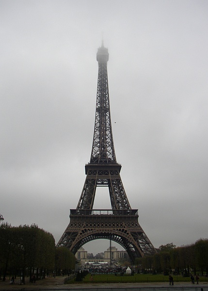 Der Eiffelturm im Dunst