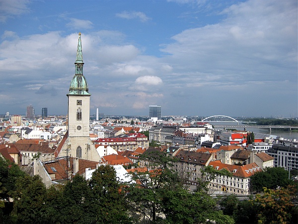 Blick von der Burg über Bratislava mit dem Martins-Dom