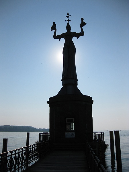 Imperia an der Hafeneinfahrt