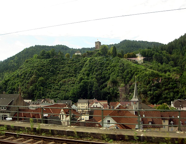 Blick auf Hornberg vom Zugfenster