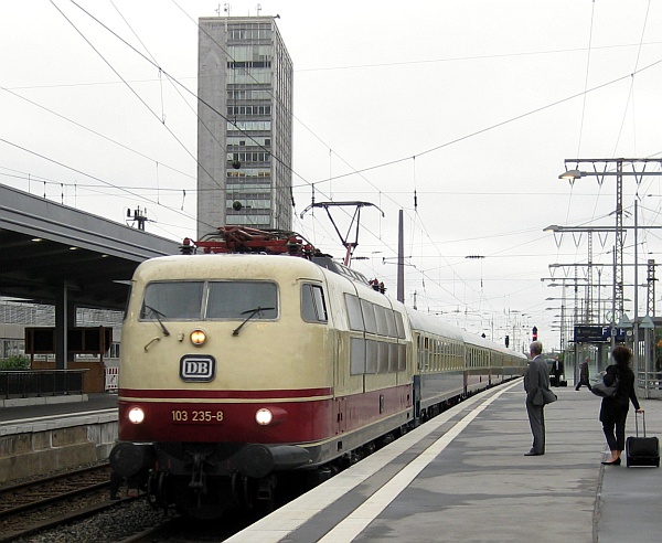 IC 1806 mit BR 103 fährt in Essen ein