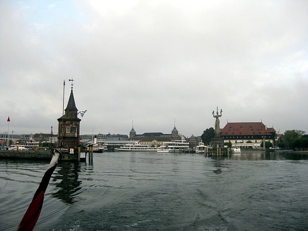 Der Katamaran verlässt Konstanz