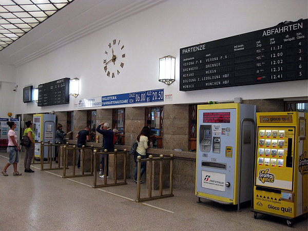 Schalterhalle Bahnhof Bolzano/Bozen
