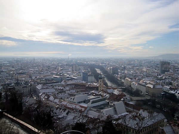 Blick übers winterliche Graz