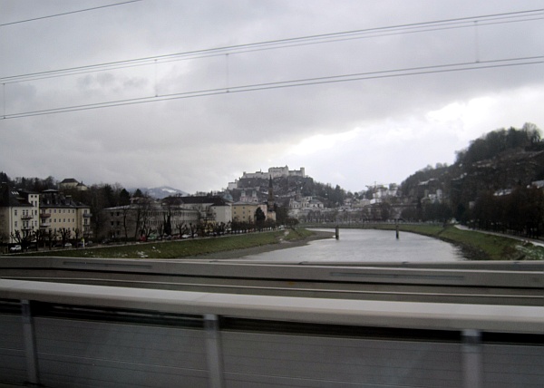 Blick aus dem Zugfenster auf Salzburg
