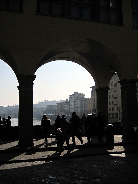 Blick von der Ponte Vecchio auf den Arno