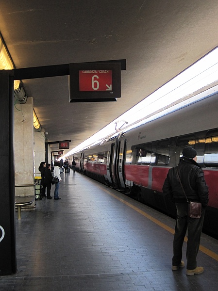 Monitore auf dem Bahnsteig von Florenz
