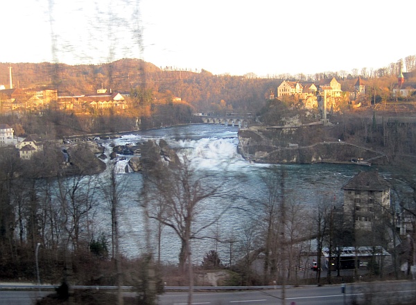 Blick aus dem Zug auf den Rheinfall
