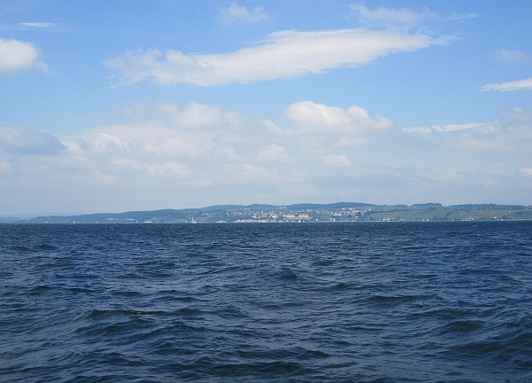 Blick vom Katamaran auf Meersburg