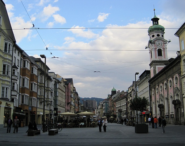 Maria-Theresien-Straße mit Spitalskirche Innsbruck