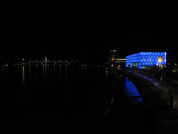 Donau in Linz mit dem beleuchteten Lentosmuseum