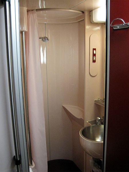 Dusche und WC im Talgo-Schlafwagen