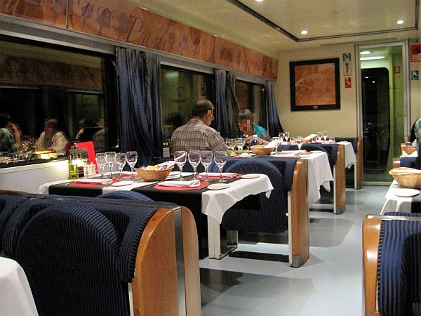 Restaurantwagen im Elipsos-Trenhotel