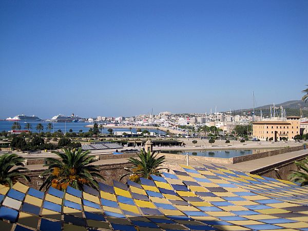 Blick über Parc de la Mar und zum Hafen Palma