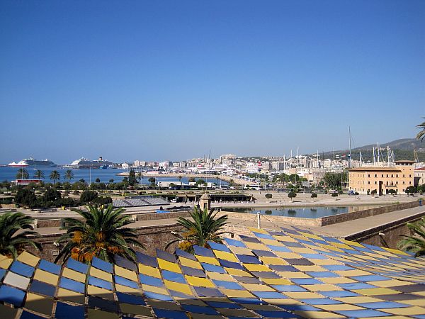 Blick über Parc de la Mar und zum Hafen Palma