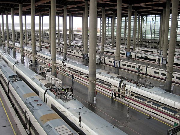 Fernzüge im Bahnhof Madrid-Atocha