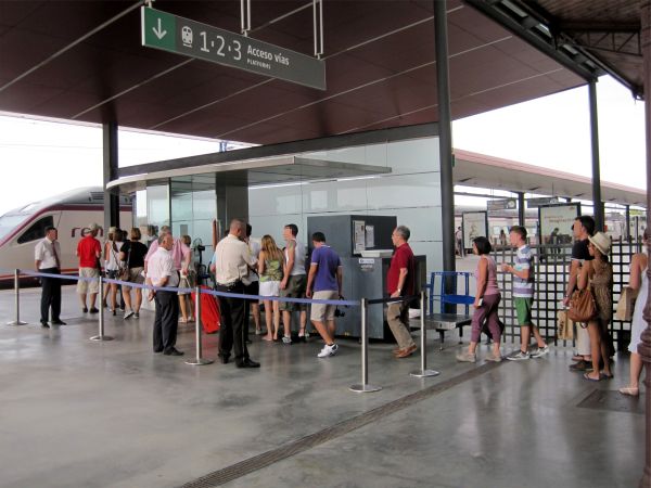 Gepäckkontrolle und Check-in am Bahnhof Toledo