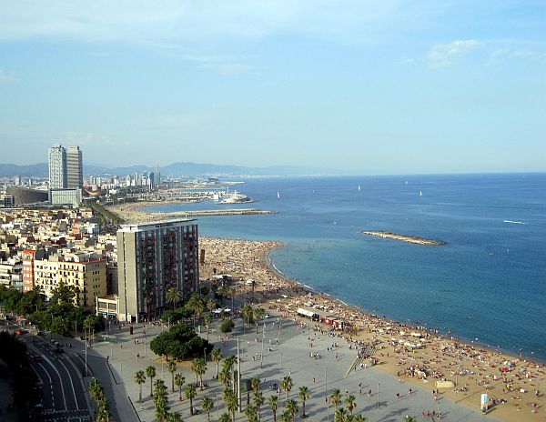Blick auf den Strand vom Turm der Seilbahn Barcelona