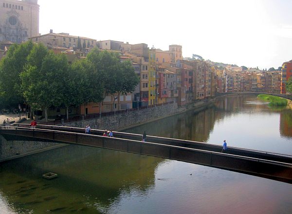 Fahrt über den Fluss Onyar in Girona