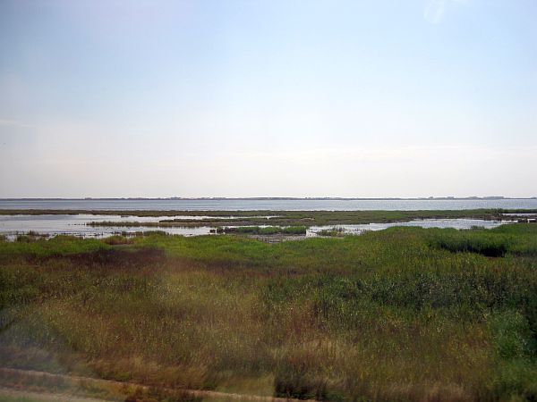 Fahrt durch die Lagunenlandschaft an der südfranzösischen Mittelmeerküste