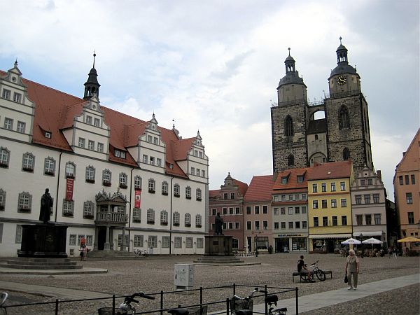 Marktplatz Lutherstadt Wittenberg mit Rathaus und Stadtkirche St. Marien