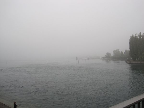 Nebel über dem Bodensee an der Rheinbrücke Konstanz