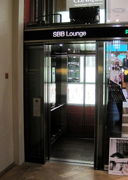 Zugang per Aufzug zur SBB-Lounge