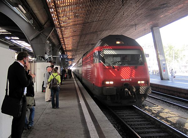 IC der SBB mit Doppelstockwagen nach Genf
