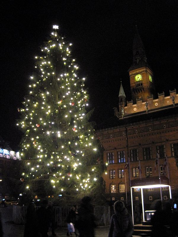Weihnachtsbaum auf dem Rathausplatz Kopenhagen