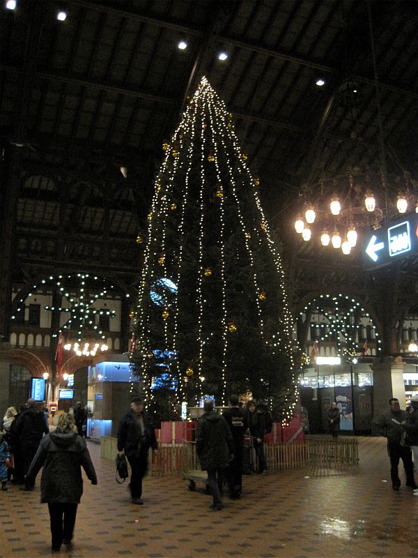 Weihnachtsbaum im Hauptbahnhof København H