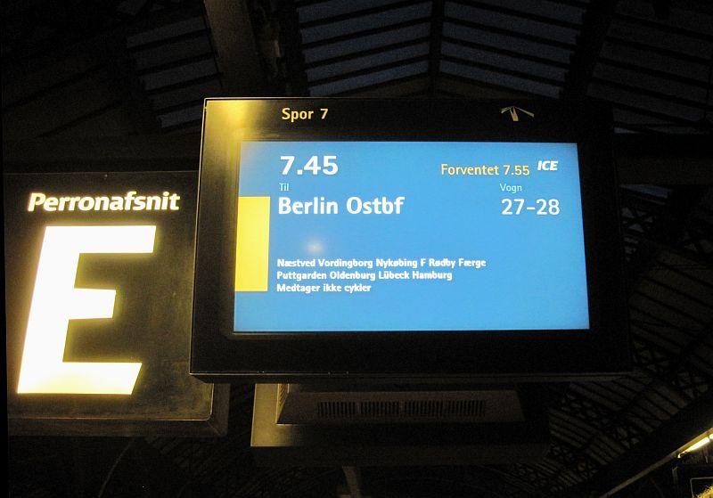 Anzeigetafel im Hauptbahnhof Kopenhagen