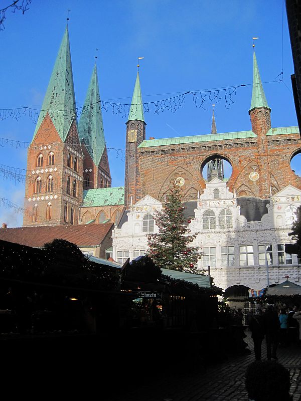 Weihnachtsmarkt auf dem Rathausmarkt Lübeck