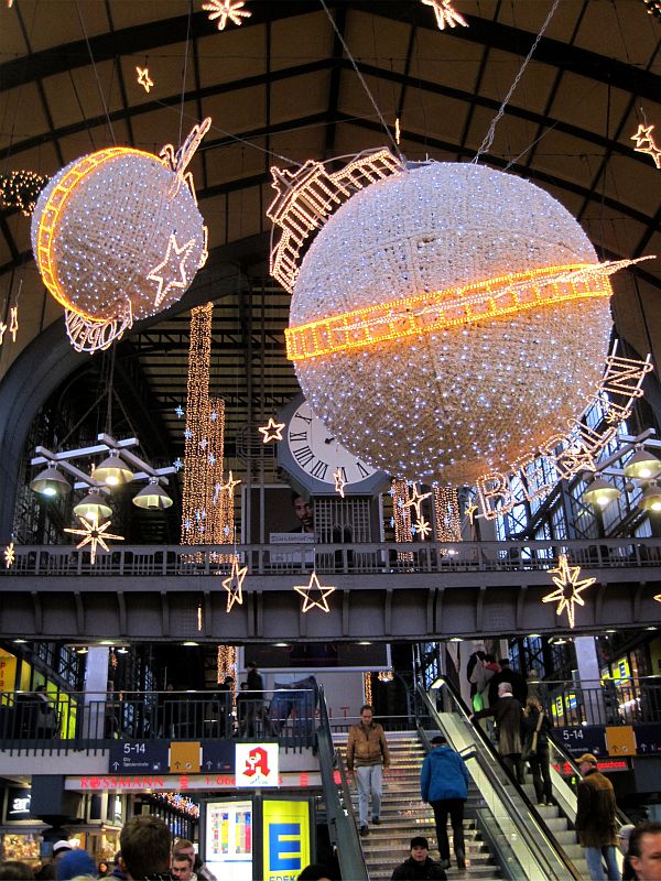 Weihnachtsschmuck im Hauptbahnhof Hamburg