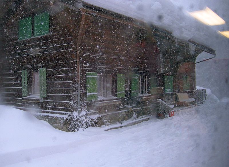 Fahrt auf der winterlichen Davoserlinie