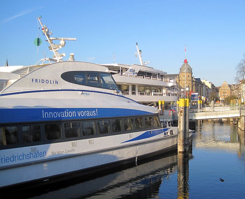 Katamaran im Hafen von Konstanz