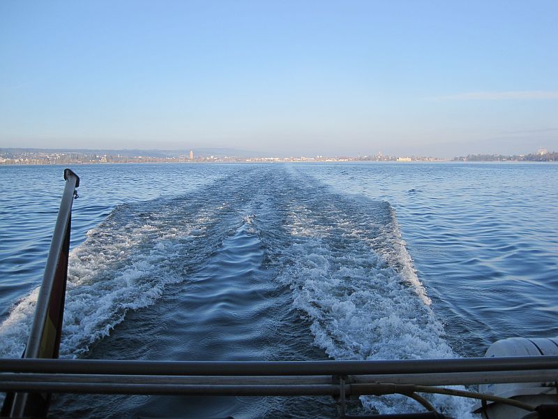 Blick auf Konstanz bei der Fahrt mit dem Katamaran