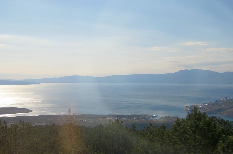 Blick vom Zug auf die Kvarner Bucht