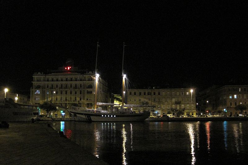 Am Abend am Hafen von Rijeka
