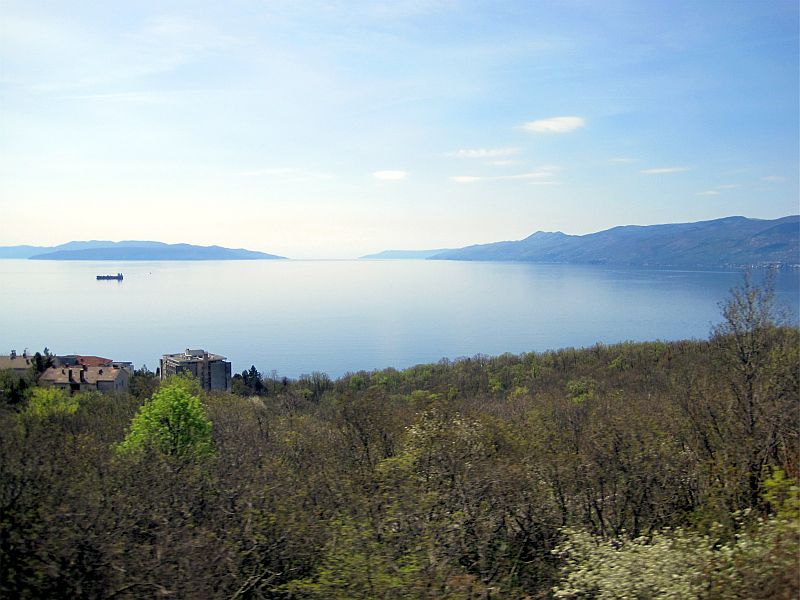 Blick vom Zug über die Bucht von Rijeka