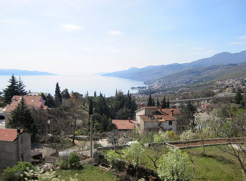 Blick vom Zug über die Bucht von Rijeka