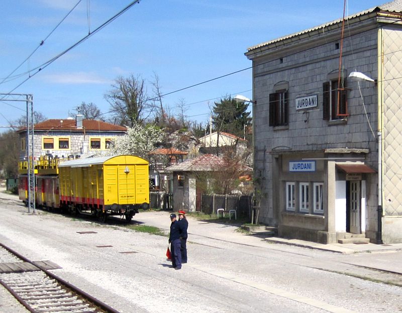 Halt am Bahnhof von Jurdani