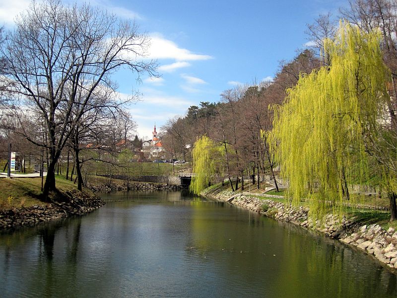 Park bei den Höhlen von Postojna