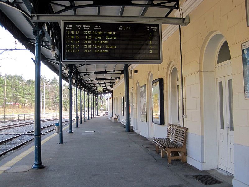 Bahnsteig von Postojna